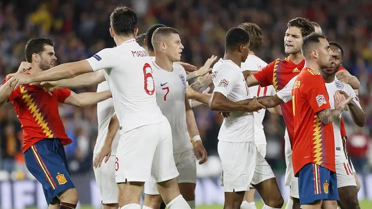 Jugadores de las selecciones de España e Inglaterra durante el partido de la Liga de las Naciones disputado esta noche en el estadio Benito Villamarín