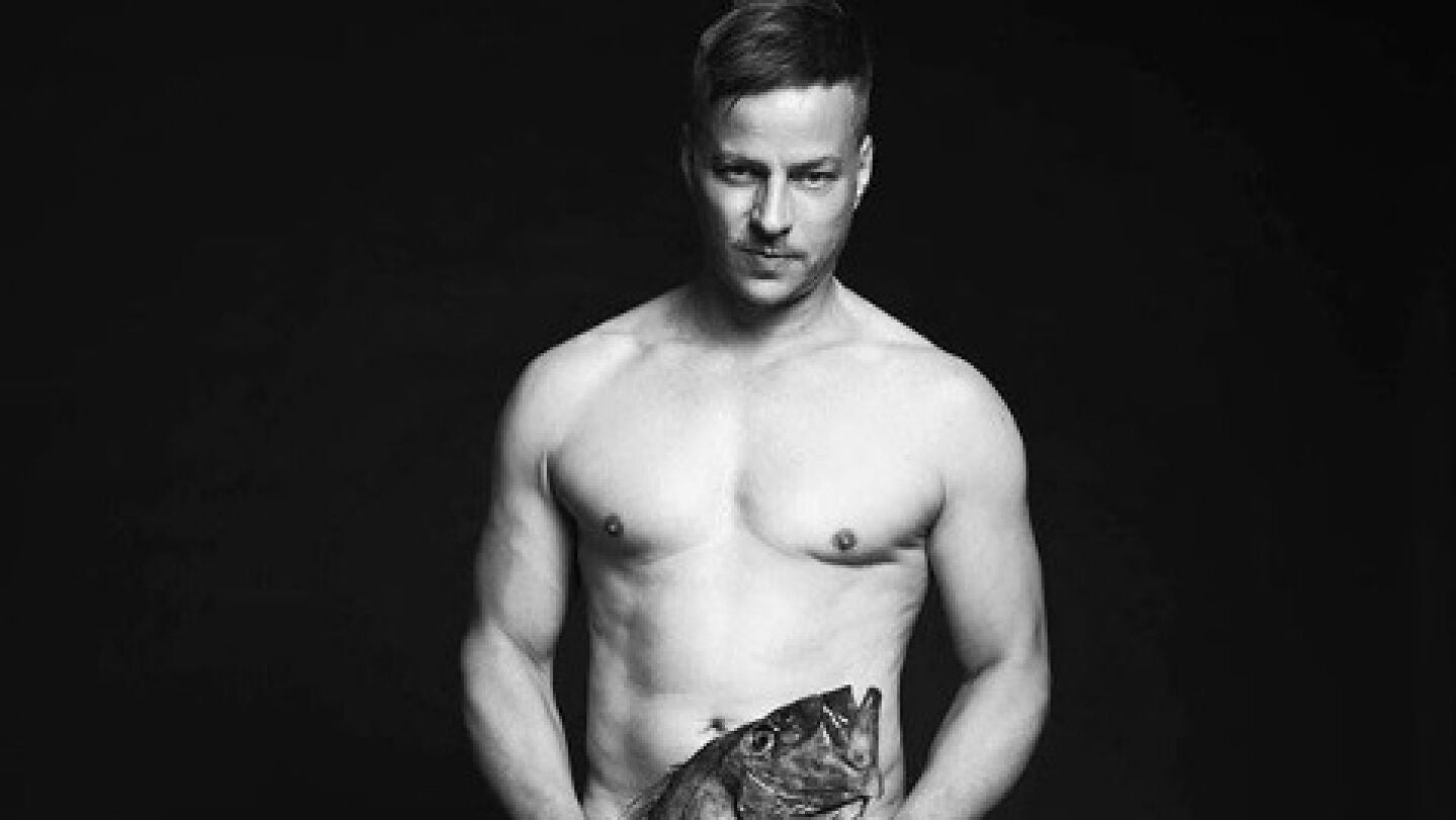 El actor Tom Wlaschiha se desnuda por una buena causa