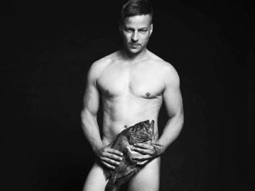 El actor Tom Wlaschiha se desnuda por una buena causa El actor Tom Wlaschiha se desnuda por una buena causa