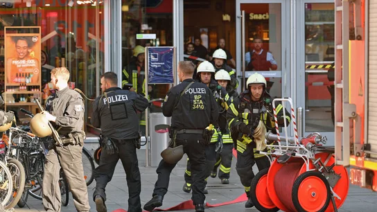 Policía y bomberos en Alemania Policía y bomberos se despliegan por los alrededores de la estación central de Colonia (Alemania)