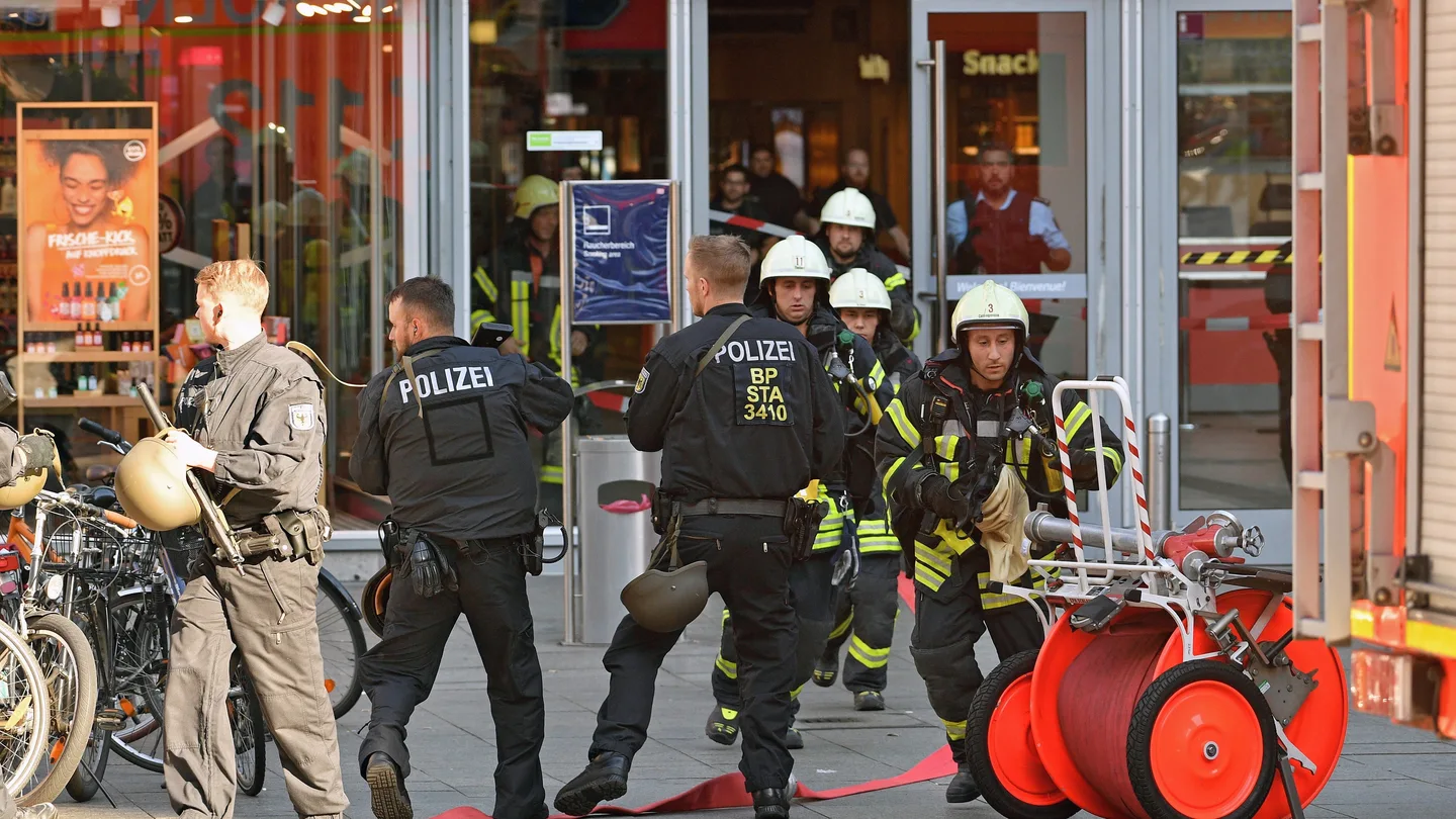Policía y bomberos en Alemania Policía y bomberos se despliegan por los alrededores de la estación central de Colonia (Alemania)