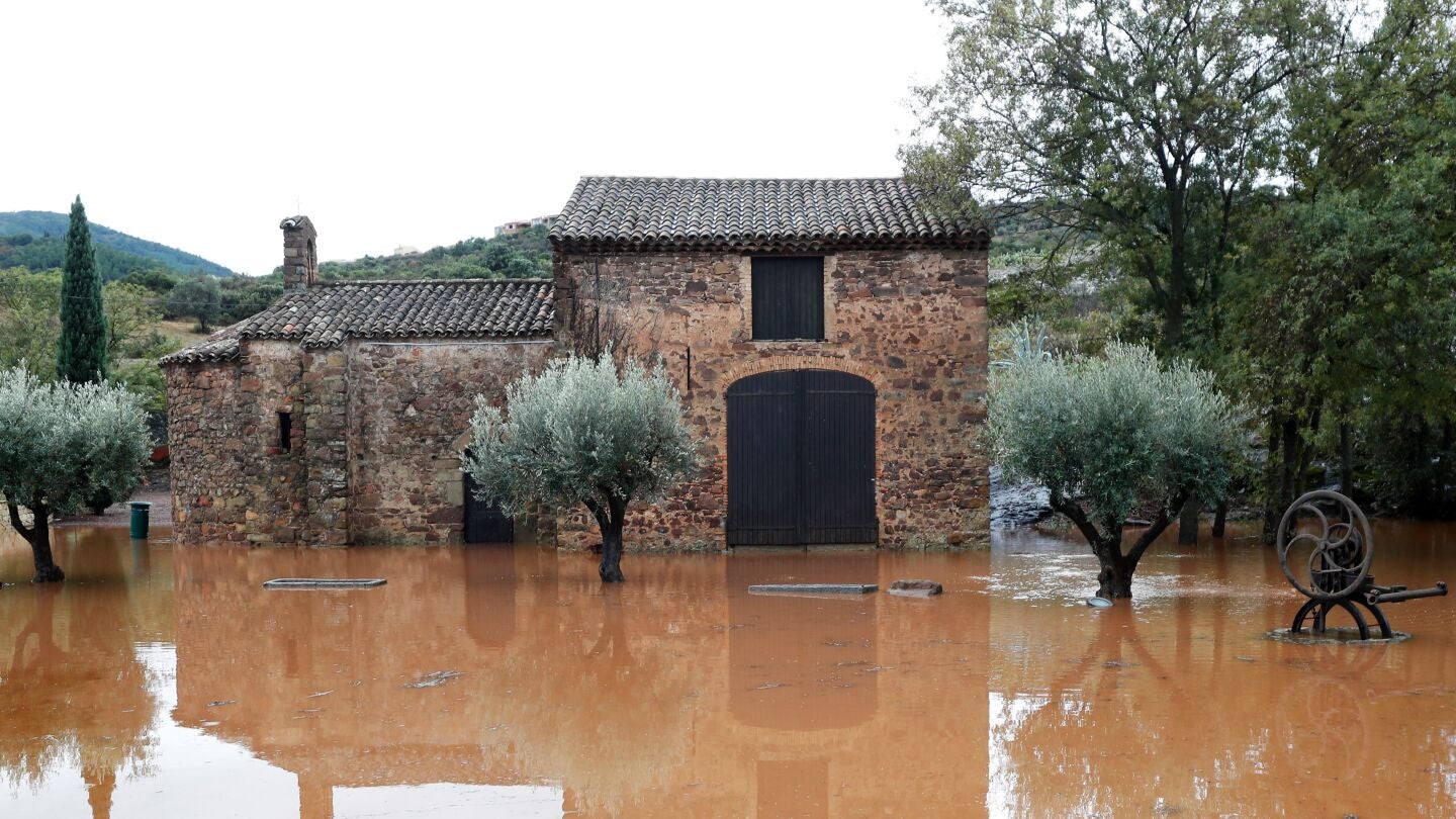 El agua inundaba la zona cercana al r&iacute;o Argens tras la tromba de agua ca&iacute;da en Roquebrune-sur-Argens