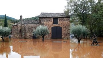 El agua inundaba la zona cercana al río Argens tras la tromba de agua caída en Roquebrune-sur-Argens