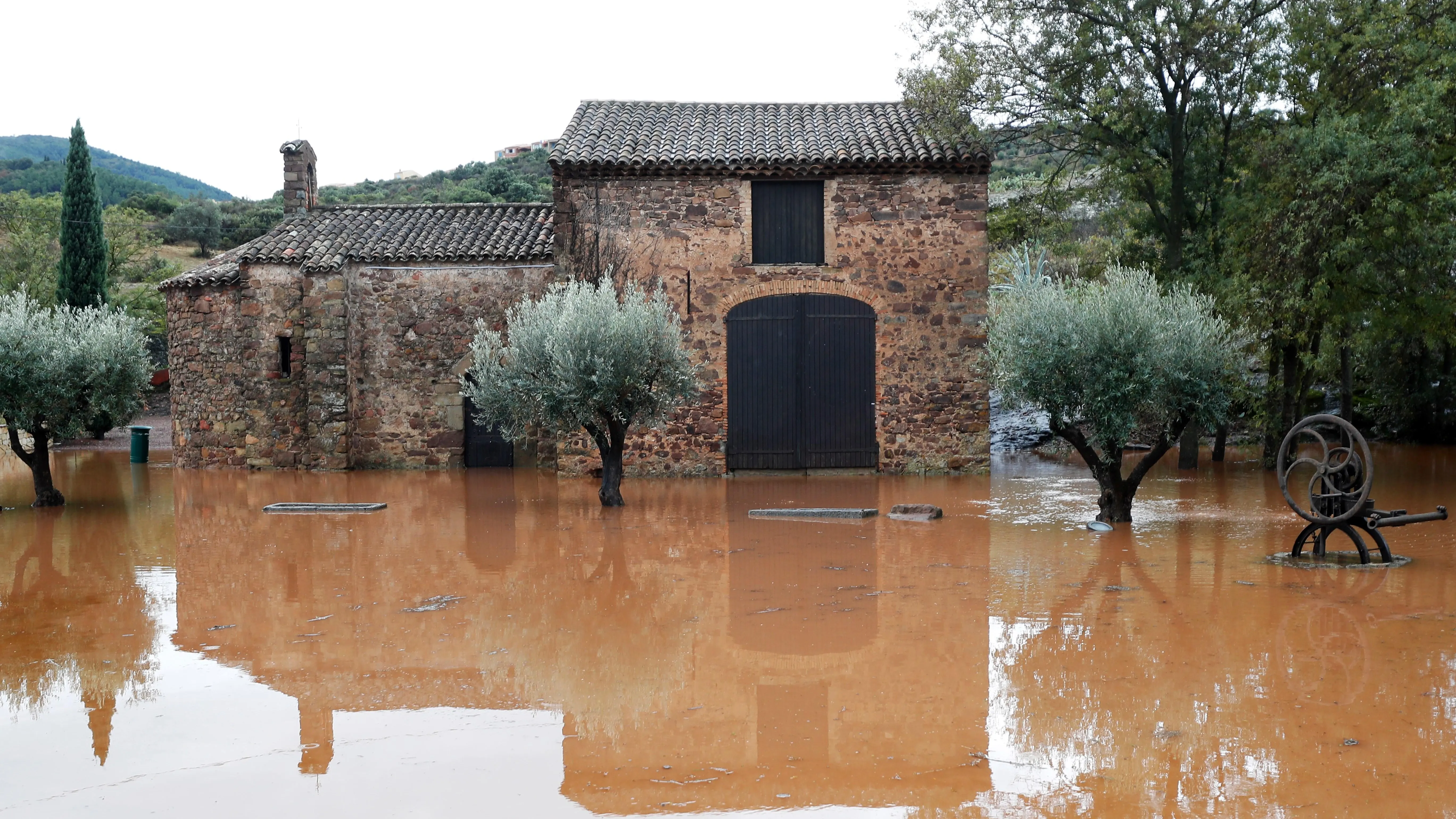 El agua inundaba la zona cercana al río Argens tras la tromba de agua caída en Roquebrune-sur-Argens