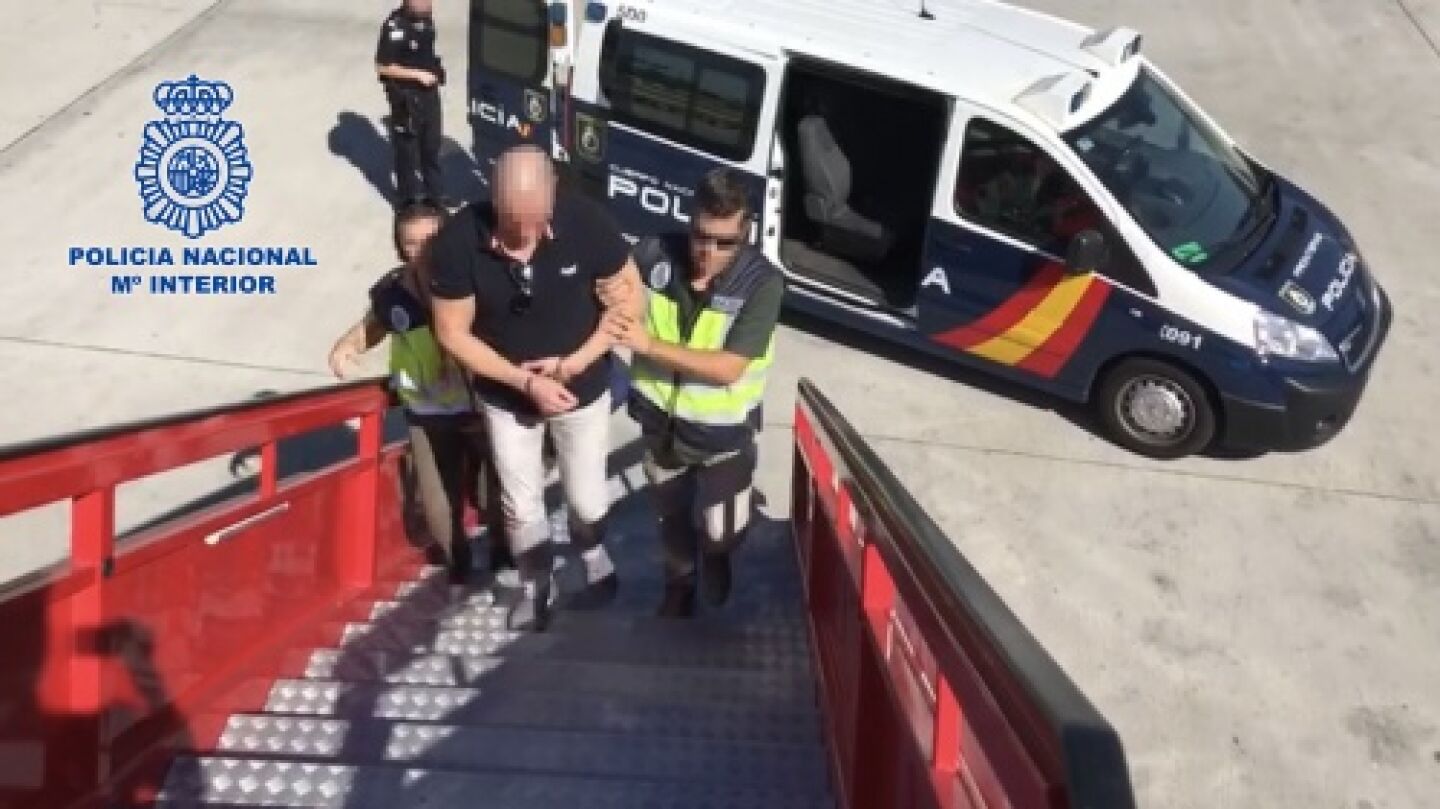 Imagen de la Polic&iacute;a Nacional deteniendo al narco