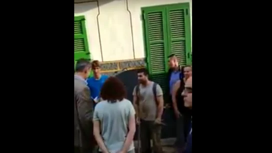 Un joven ofrece una escoba al rey en Sant Llorenç Un joven ofrece una escoba al rey en Sant Llorenç