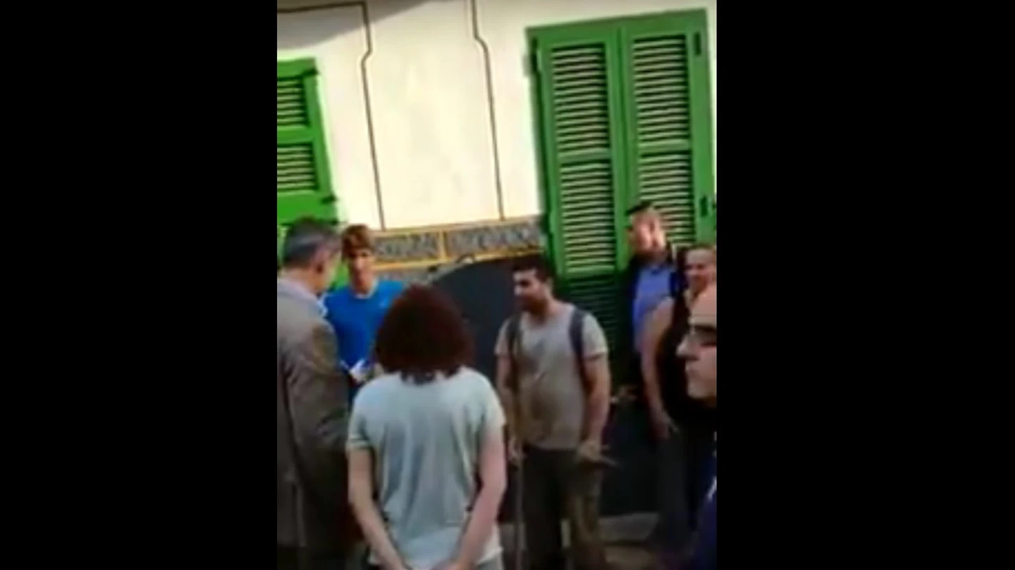 Un joven ofrece una escoba al rey en Sant Llorenç Un joven ofrece una escoba al rey en Sant Llorenç