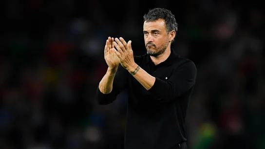 Luis Enrique aplaude a sus jugadores desde la banda Luis Enrique aplaude a sus jugadores desde la banda