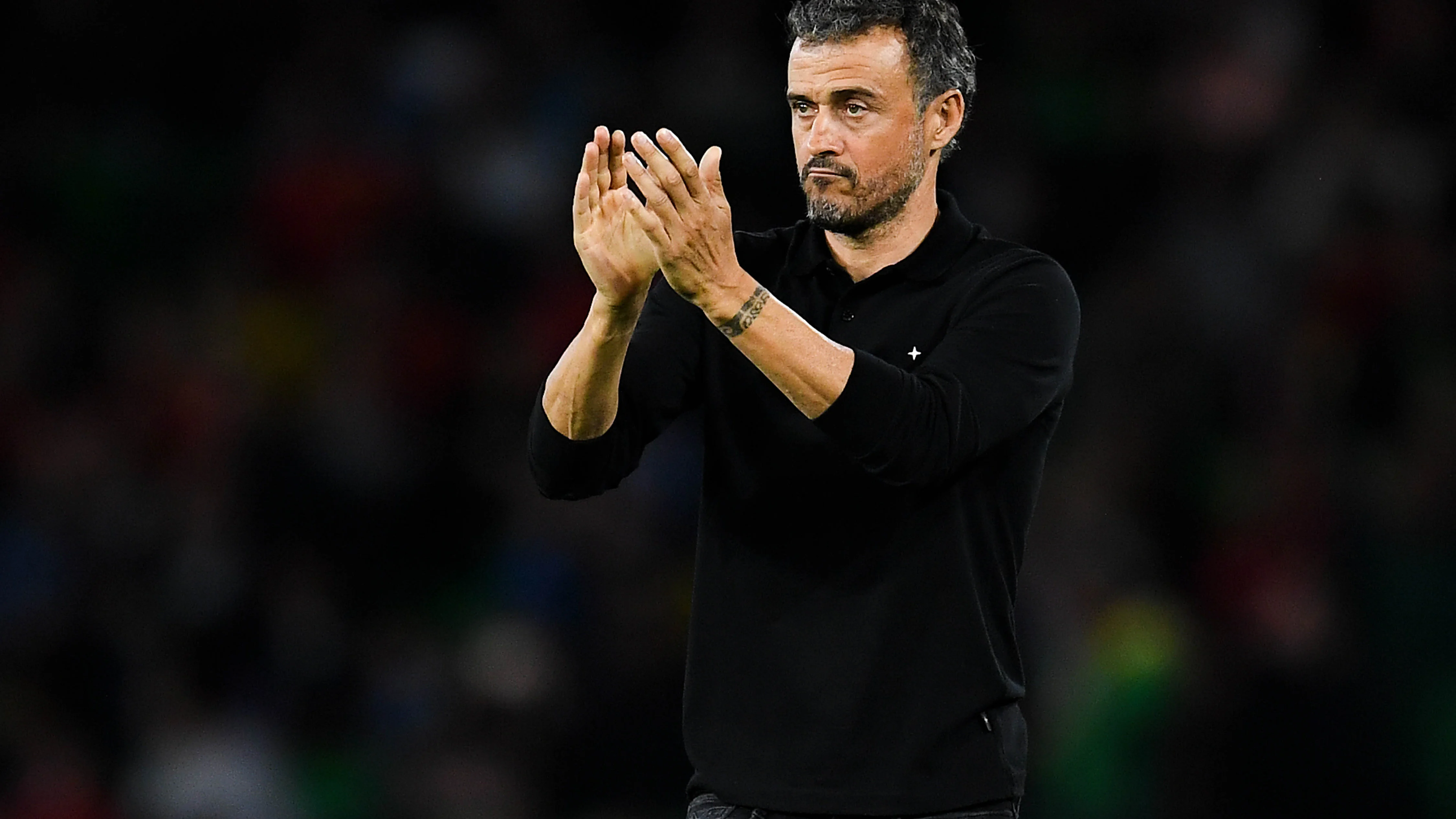 Luis Enrique aplaude a sus jugadores desde la banda