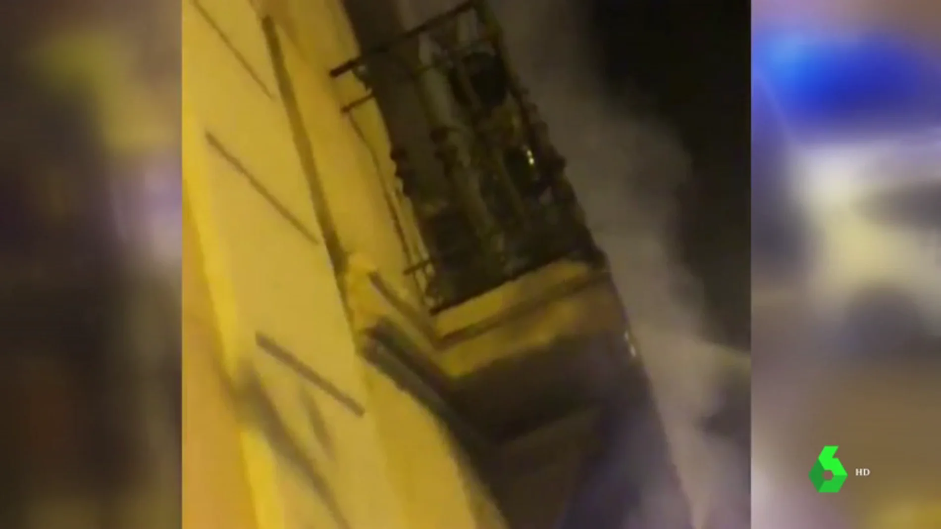  Un detenido por el incendio en un edificio de viviendas en el centro de Barcelona que ha dejado 18 heridos