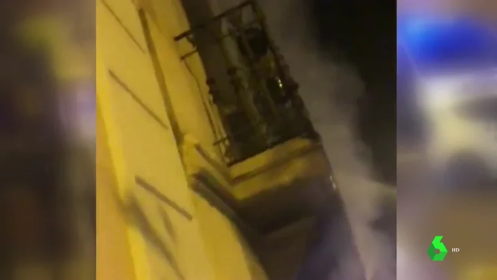 Un detenido por el incendio en un edificio de viviendas en el centro de Barcelona que ha dejado 18 heridos Un detenido por el incendio en un edificio de viviendas en el centro de Barcelona que ha dejado 18 heridos