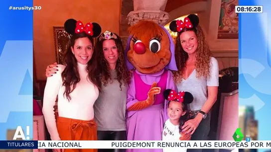 La foto de familia de Angie Cárdenas y Tatiana Arús en Disneyland 'a lo Georgina Rodríguez' La foto de familia de Angie Cárdenas y Tatiana Arús en Disneyland 'a lo Georgina Rodríguez'
