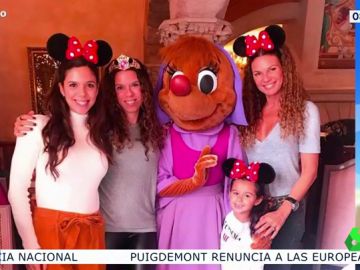La foto de familia de Angie Cárdenas y Tatiana Arús en Disneyland 'a lo Georgina Rodríguez' La foto de familia de Angie Cárdenas y Tatiana Arús en Disneyland 'a lo Georgina Rodríguez'