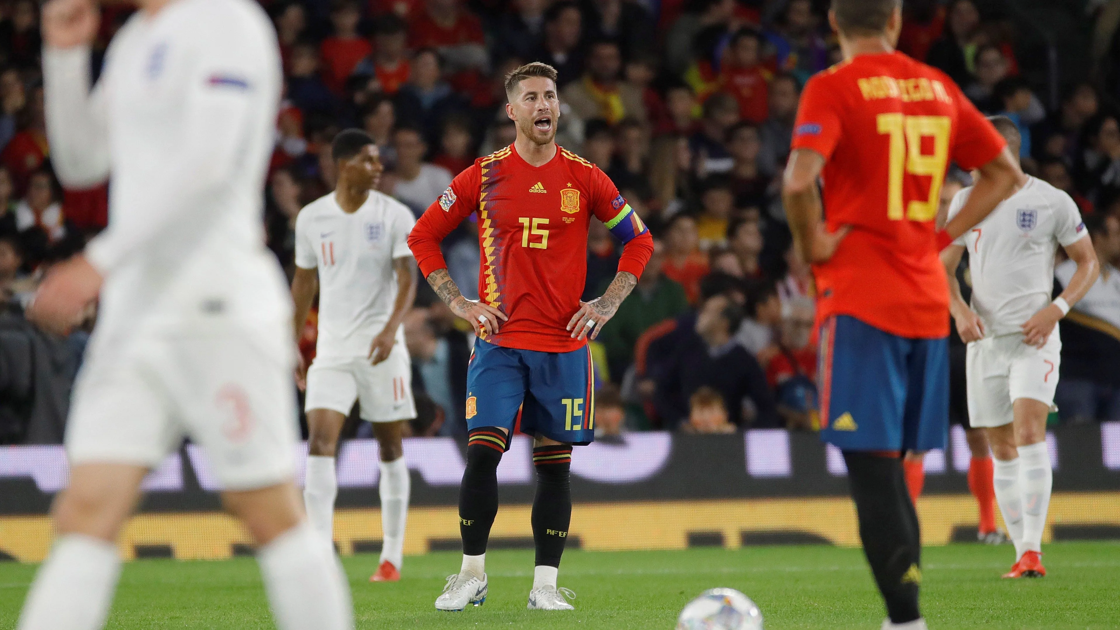 Ramos protesta tras un gol de Inglaterra en el Villamarín