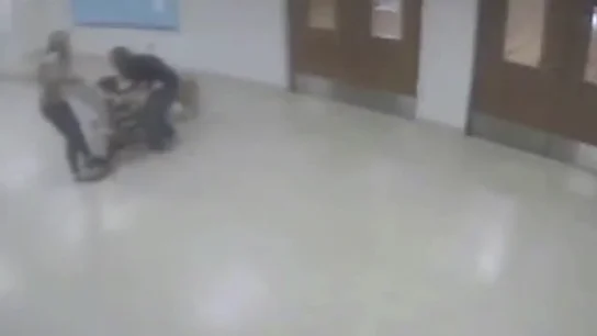 Graban a una profesora arrastrando por el pasillo a un niño con autismo y a su perro guía Graban a una profesora arrastrando por el pasillo a un niño con autismo y a su perro guía