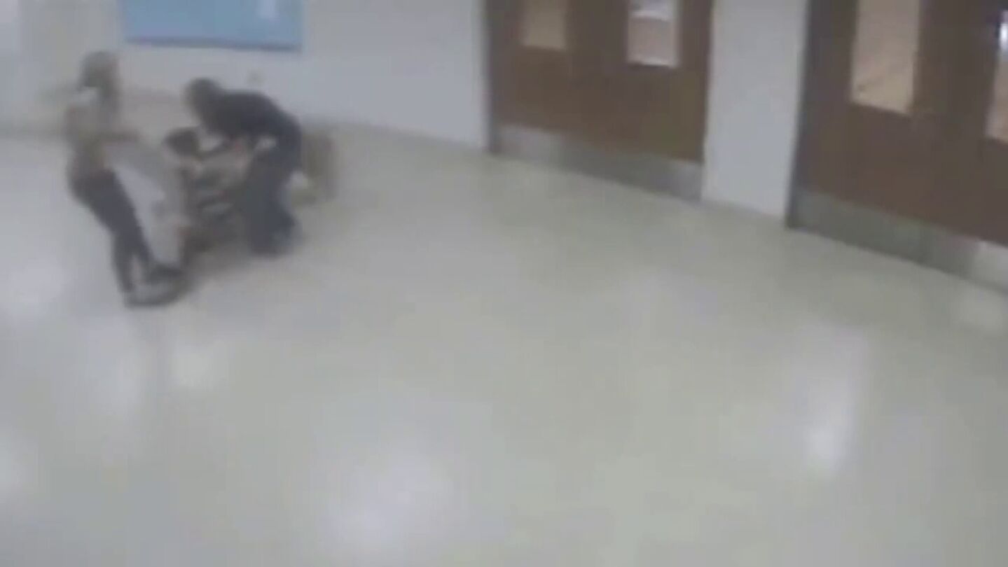 Graban a una profesora arrastrando por el pasillo a un ni&ntilde;o con autismo y a su perro gu&iacute;a