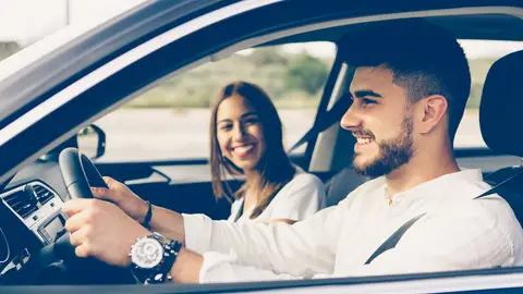 Pareja en coche Pareja en coche