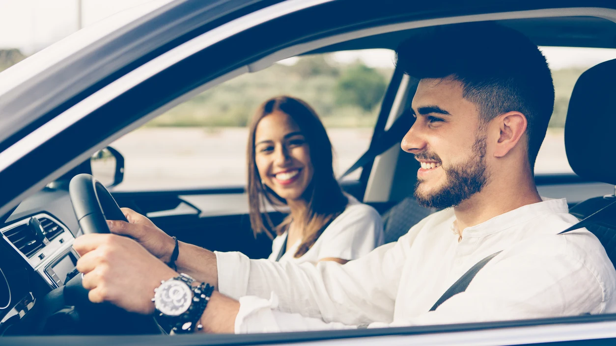 Pareja en coche