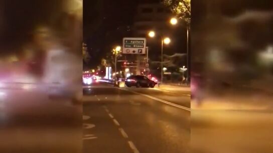 La angustiosa persecuci&oacute;n de un coche a un peat&oacute;n intentando atropellarle en pleno centro de Madrid