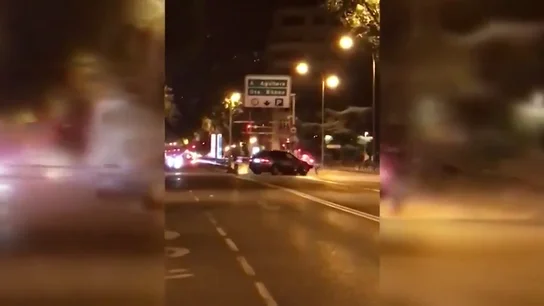 La angustiosa persecución de un coche a un peatón intentando atropellarle en pleno centro de Madrid La angustiosa persecución de un coche a un peatón intentando atropellarle en pleno centro de Madrid