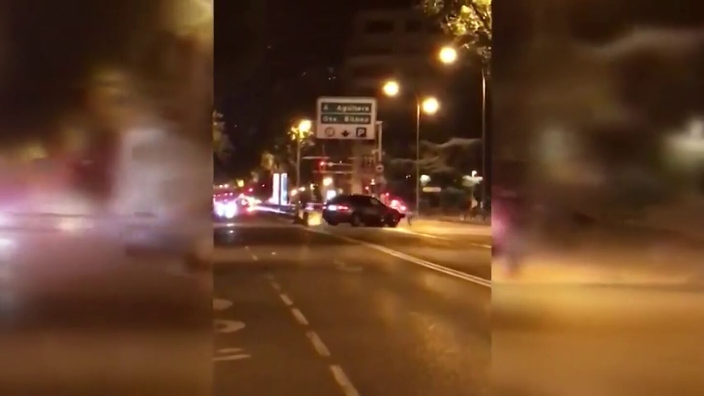 La angustiosa persecuci&oacute;n de un coche a un peat&oacute;n intentando atropellarle en pleno centro de Madrid