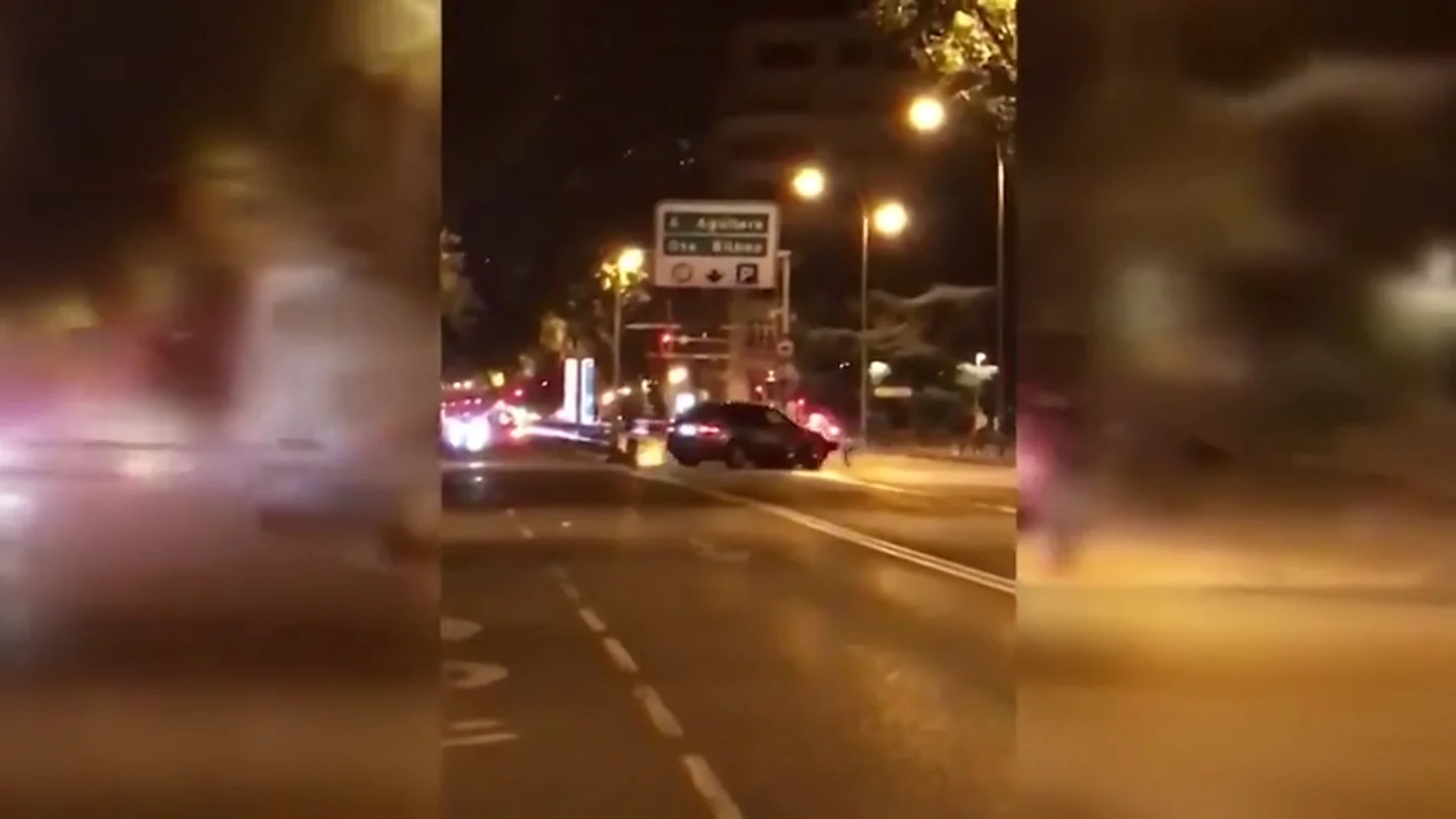 La angustiosa persecución de un coche a un peatón intentando atropellarle en pleno centro de Madrid La angustiosa persecución de un coche a un peatón intentando atropellarle en pleno centro de Madrid
