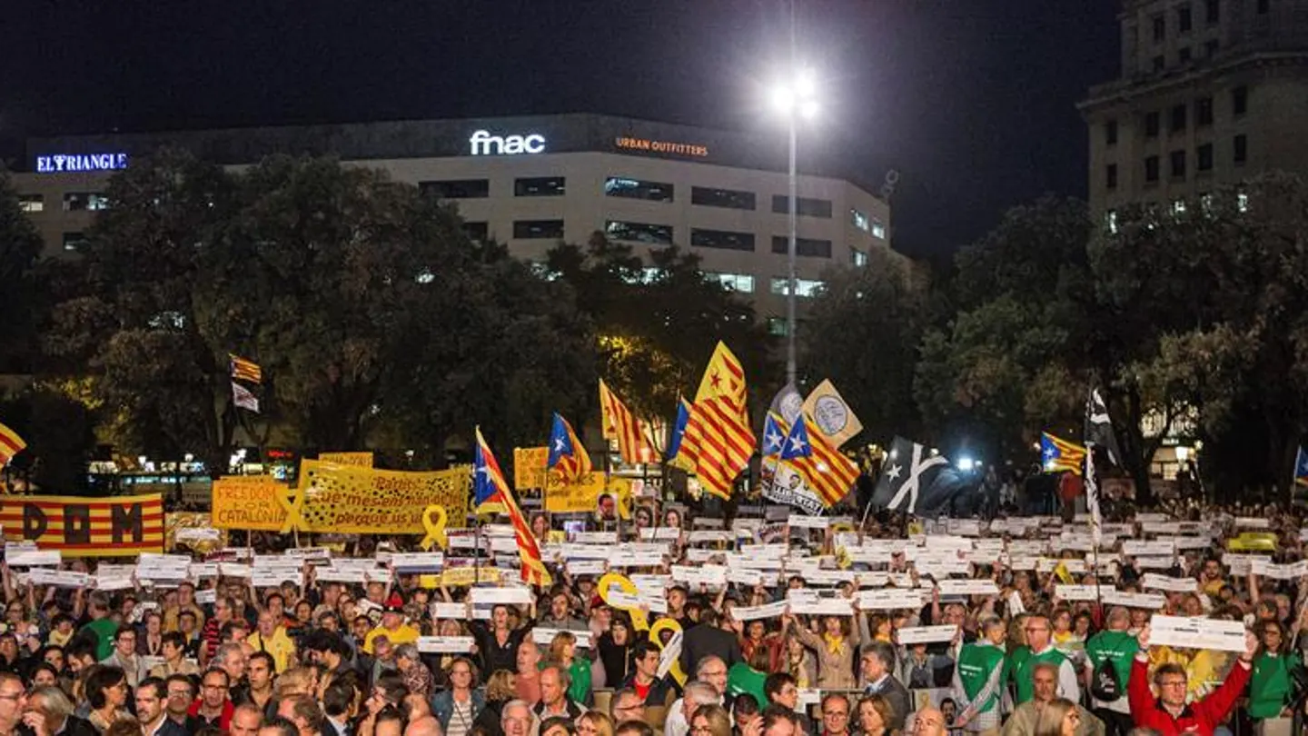 Vista de la concentración "Un año de vergüenza, un año de dignidad" convocada por la ANC y Ómnium Vista de la concentración "Un año de vergüenza, un año de dignidad" convocada por la ANC y Ómnium