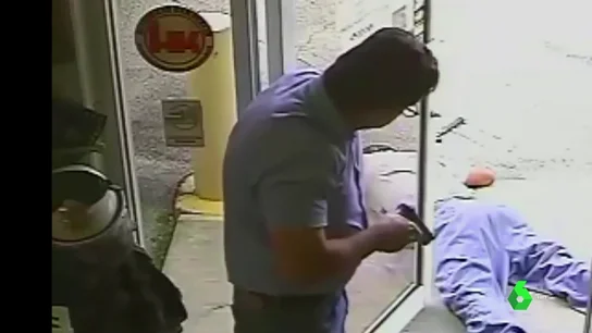 El hombre mira al fallecido después de dispararle El hombre mira al fallecido después de dispararle