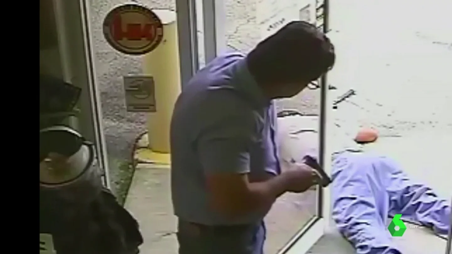 El hombre mira al fallecido después de dispararle El hombre mira al fallecido después de dispararle