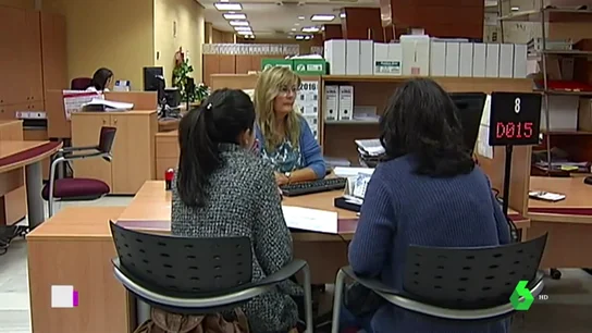 Dos mujeres en las oficinas del INEM Dos mujeres en las oficinas del INEM