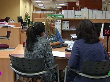 Dos mujeres en las oficinas del INEM Dos mujeres en las oficinas del INEM