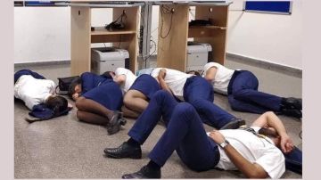 Tripulantes de Ryanair durmiendo en el suelo en el aeropuerto de Málaga