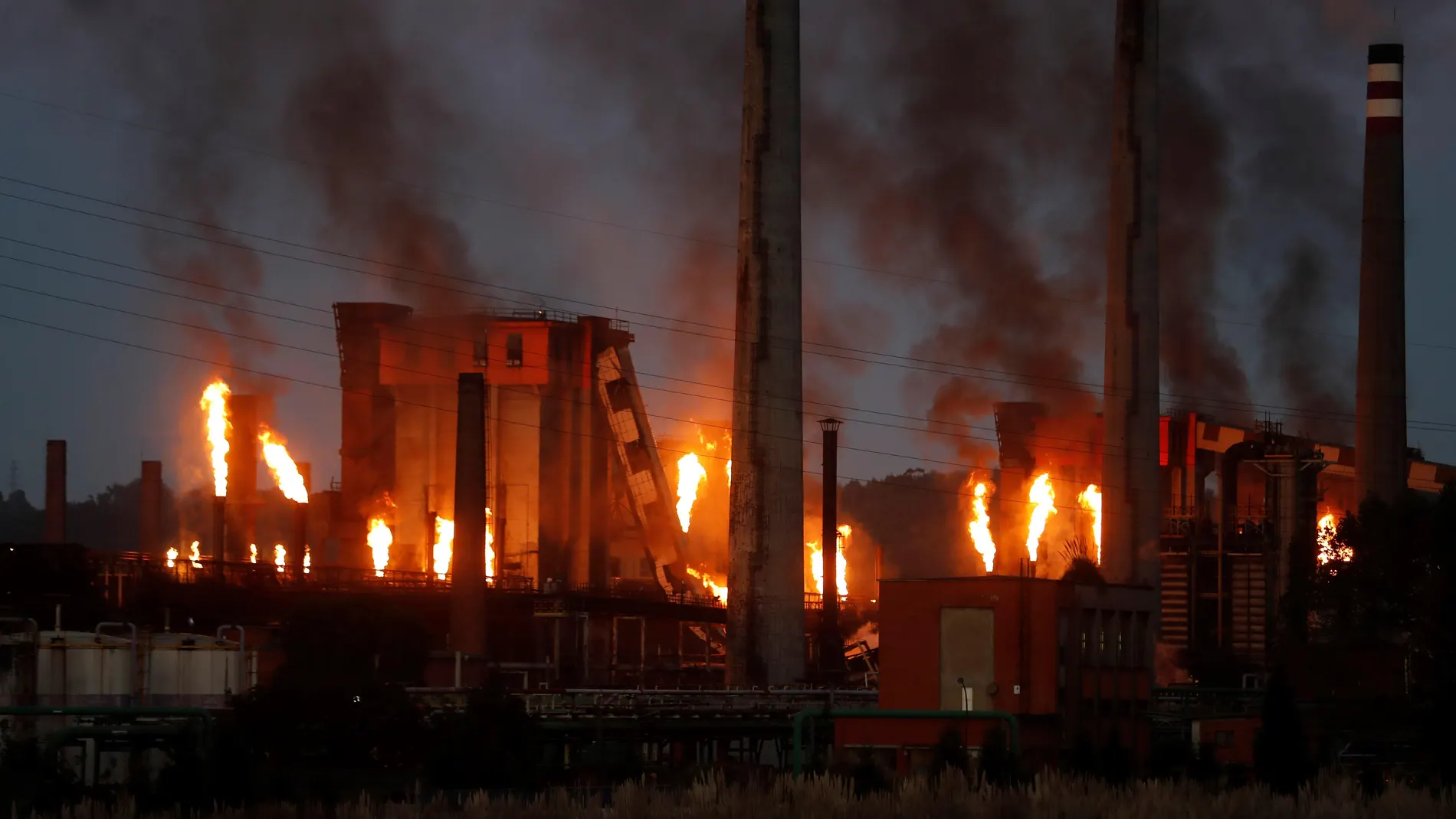 vista del incendio industrial declarado en las baterías de coque de la multinacional siderúrgica ArcelorMittal