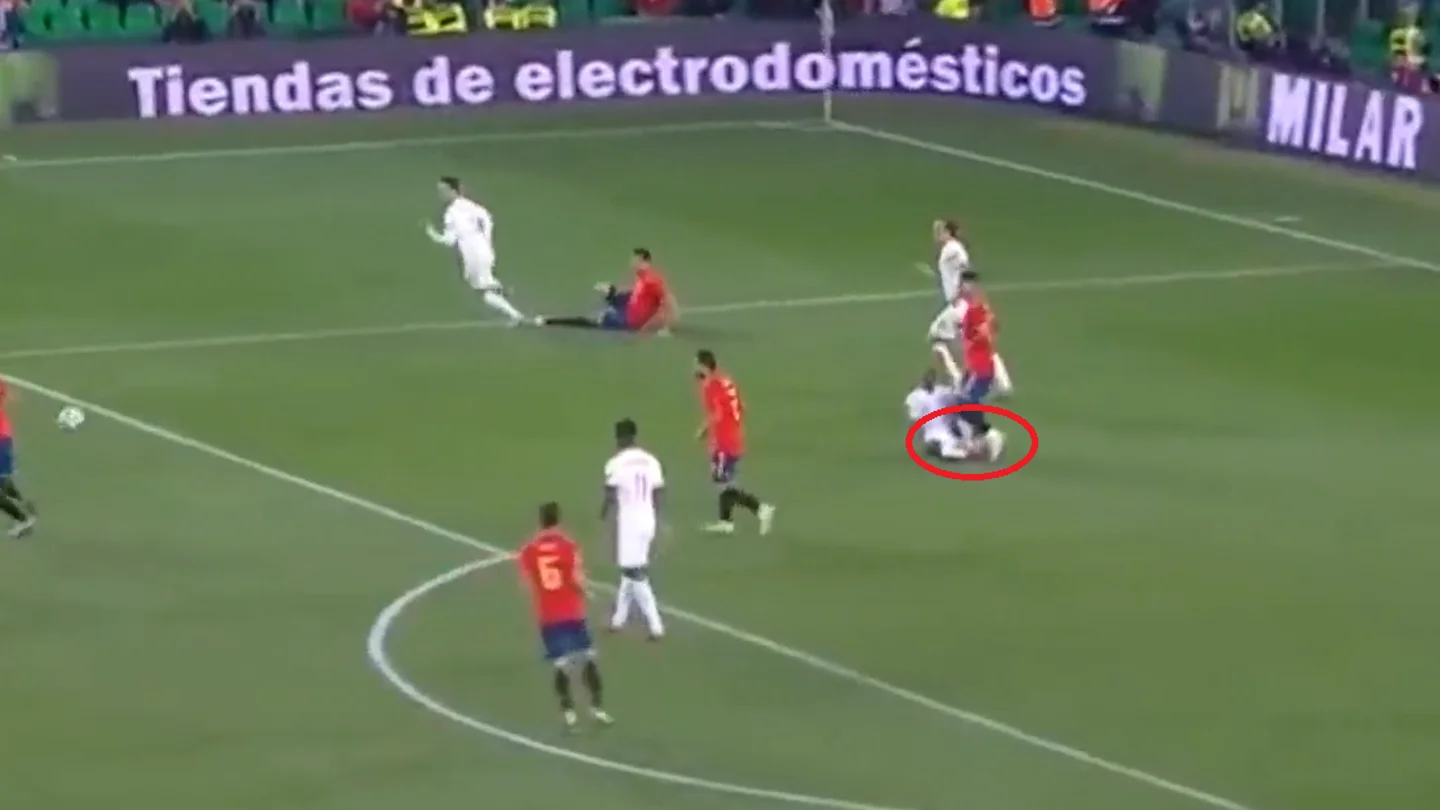 El pisotón de Ramos a Sterling El pisotón de Ramos a Sterling
