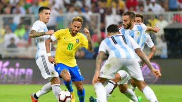 Neymar intenta regatear a la defensa argentina