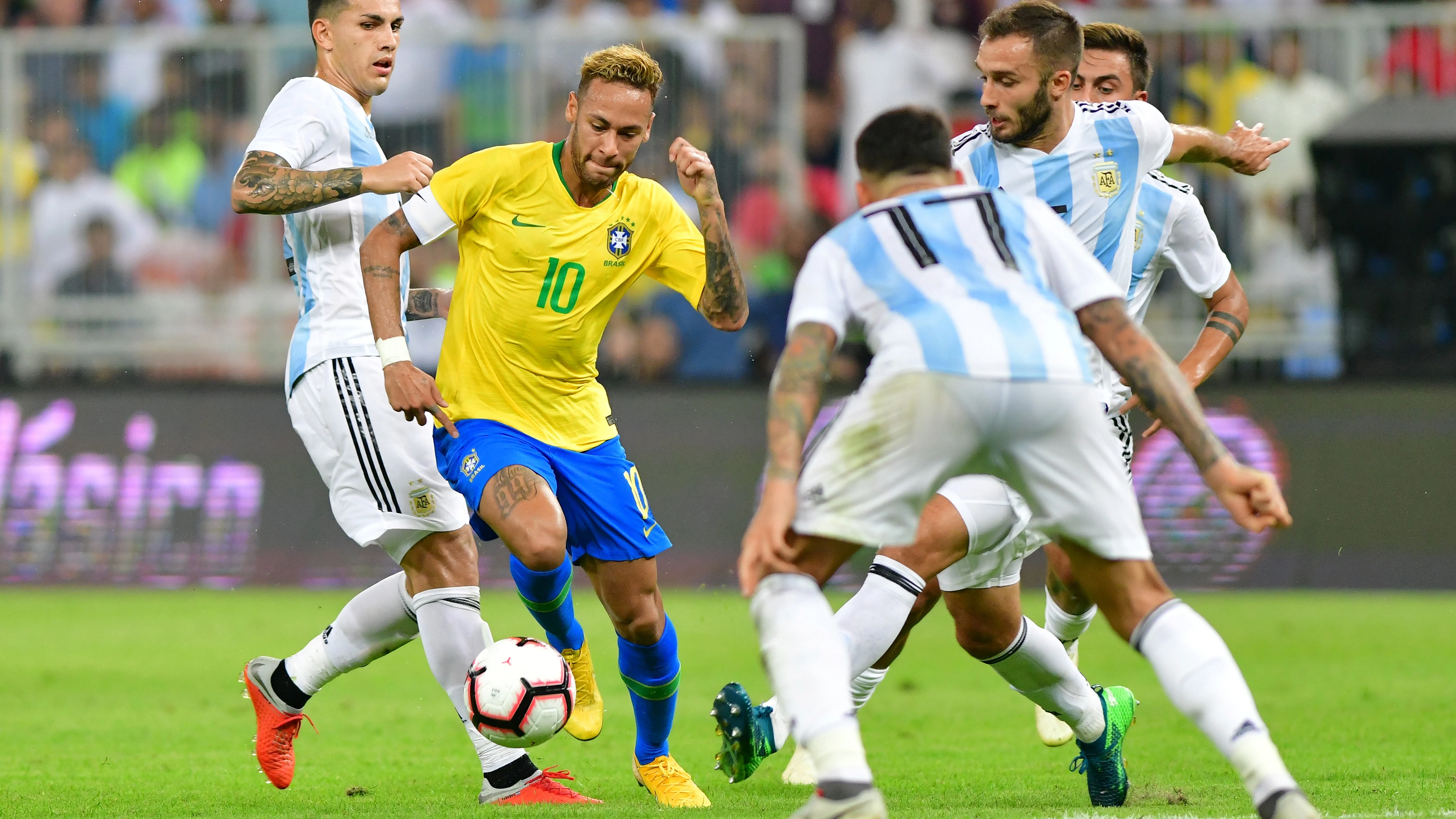 Neymar intenta regatear a la defensa argentina