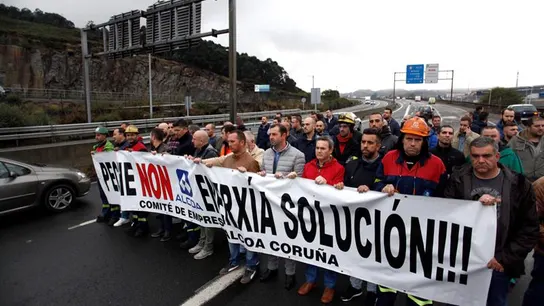 Un grupo de trabajadores de la empresa de Alcoa en A Coruña, durante la concentración Un grupo de trabajadores de la empresa de Alcoa en A Coruña, durante la concentración