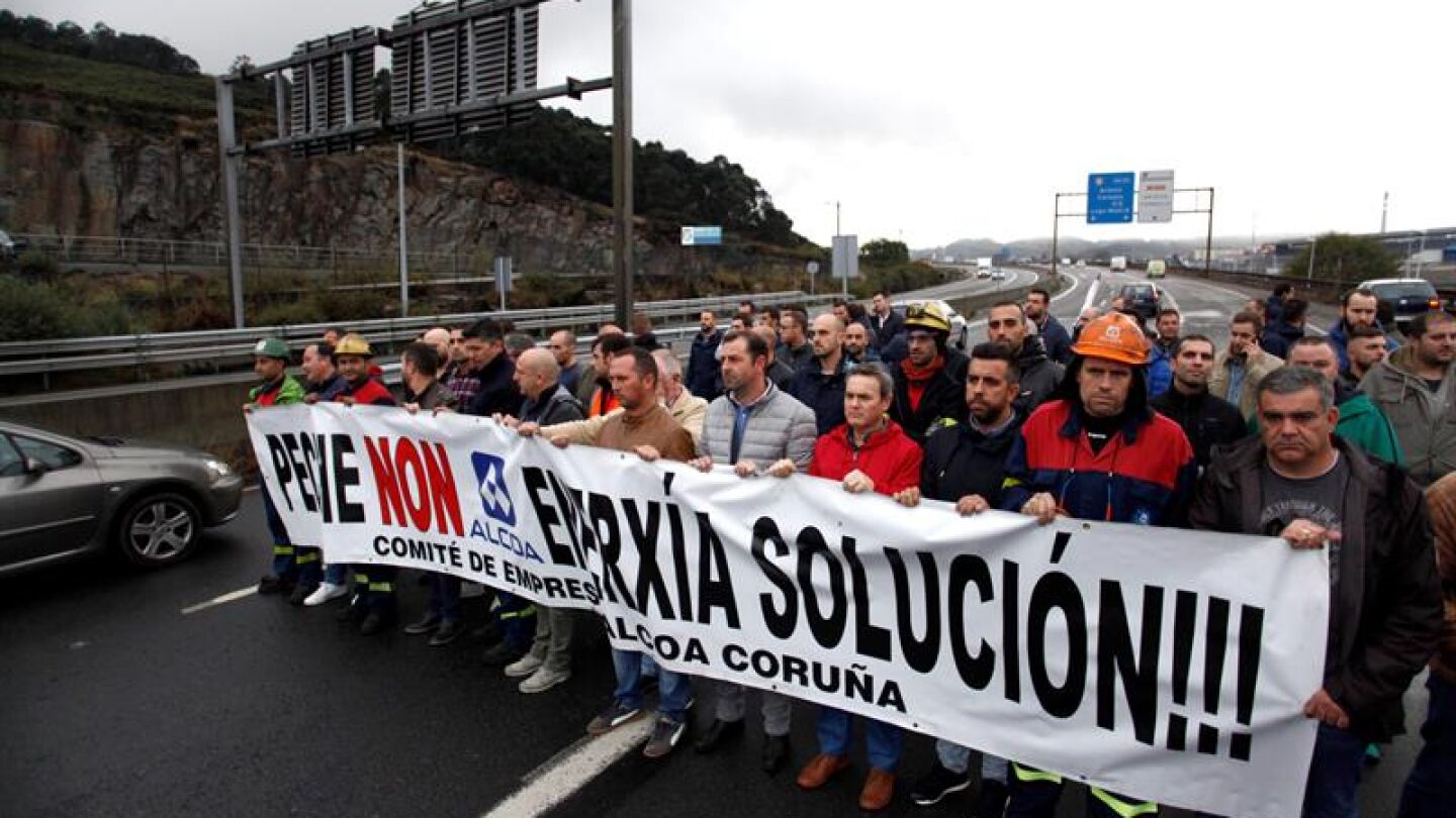 Un grupo de trabajadores de la empresa de Alcoa en A Coru&ntilde;a, durante la concentraci&oacute;n