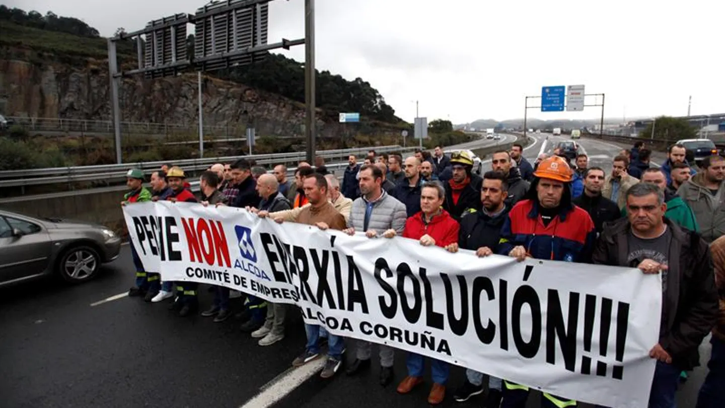Un grupo de trabajadores de la empresa de Alcoa en A Coruña, durante la concentración Un grupo de trabajadores de la empresa de Alcoa en A Coruña, durante la concentración