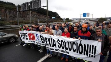 Un grupo de trabajadores de la empresa de Alcoa en A Coruña, durante la concentración