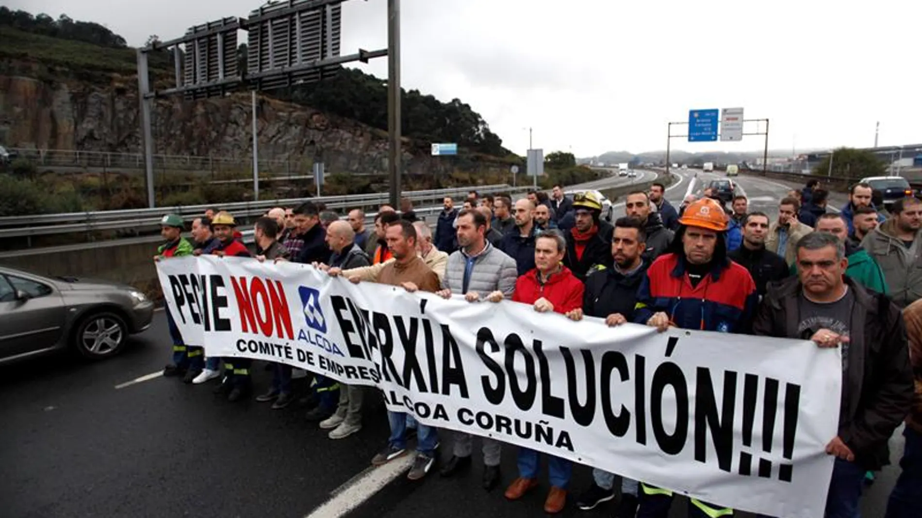 Un grupo de trabajadores de la empresa de Alcoa en A Coruña, durante la concentración