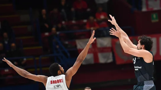Llull lanza a canasta ante la defensa de Brooks Llull lanza a canasta ante la defensa de Brooks