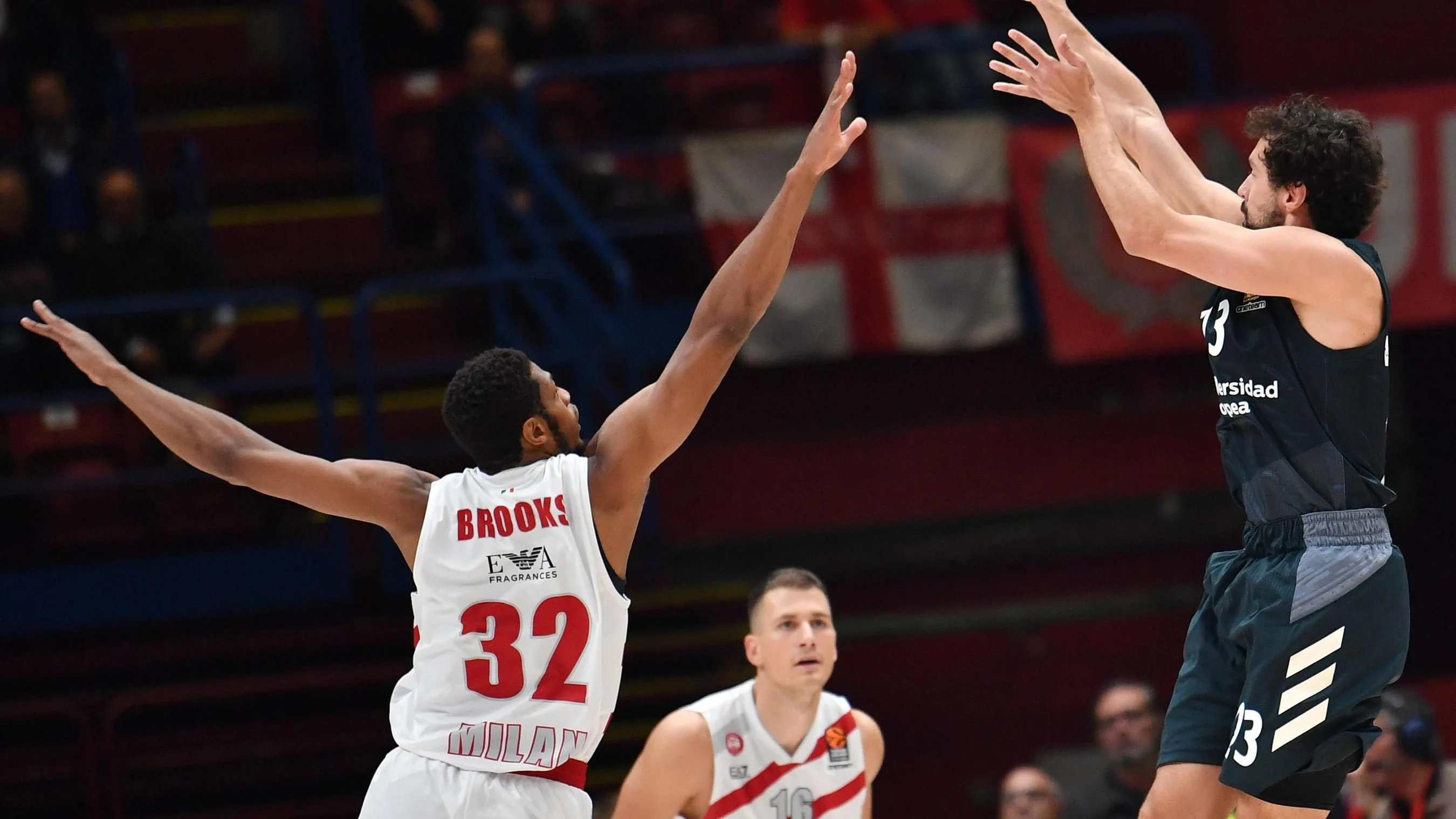 Llull lanza a canasta ante la defensa de Brooks