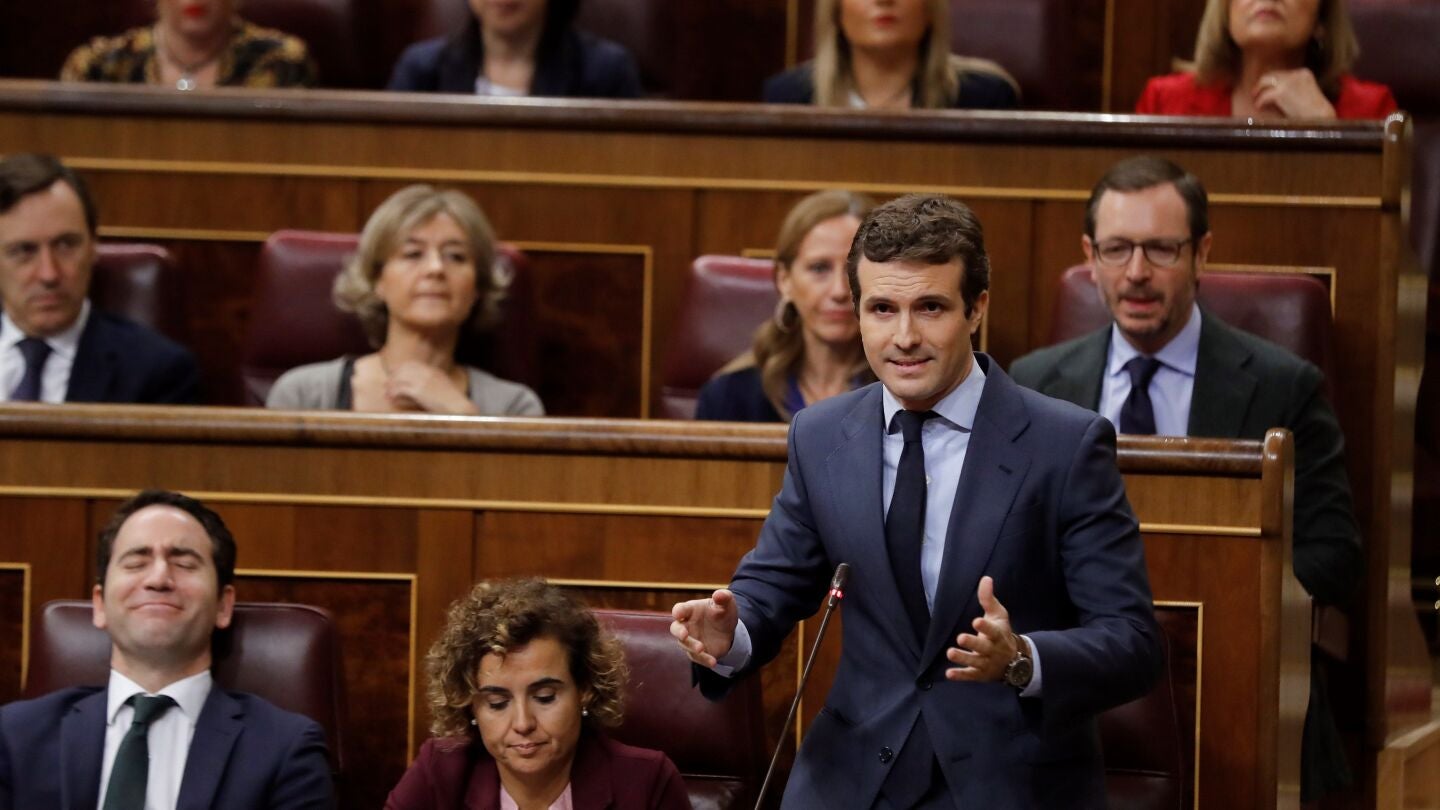 El presidente del Partido Popular Pablo Casado, formula una pregunta durante la sesi&oacute;n de control en el Congreso de los Diputados