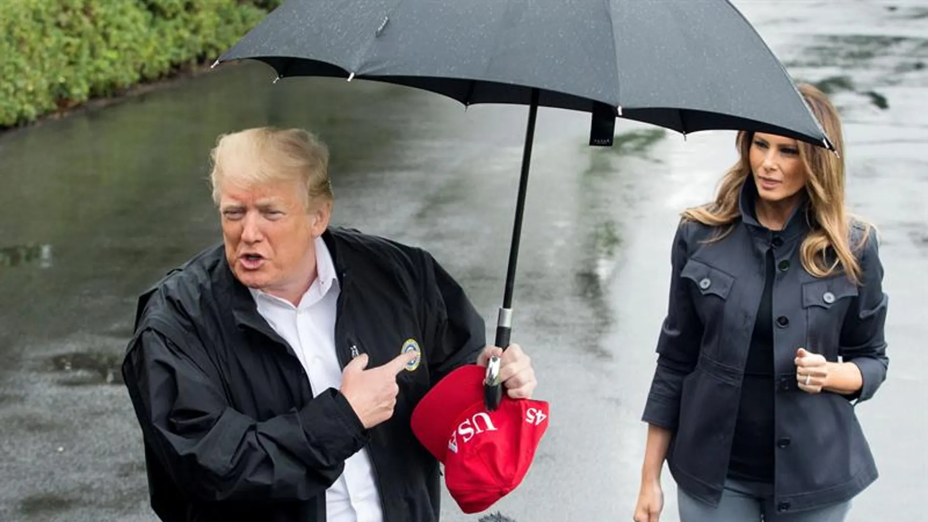 Donald Trump aparta el paraguas a Melania