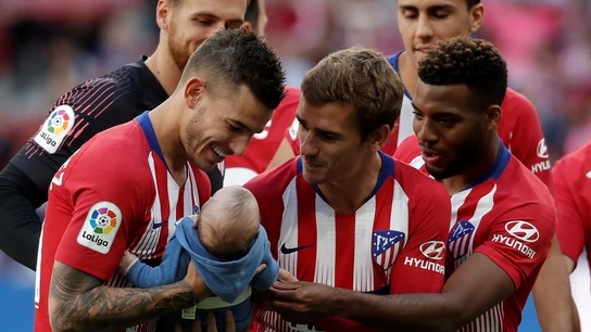 Lucas Hernández, con su hijo en el Metropolitano Lucas Hernández, con su hijo en el Metropolitano