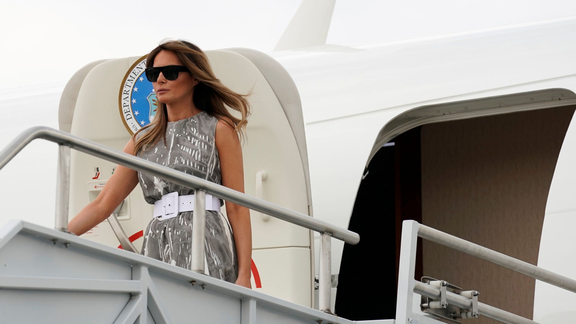 El avión de Melania Trump es desalojado tras llenarse de humo en un vuelo