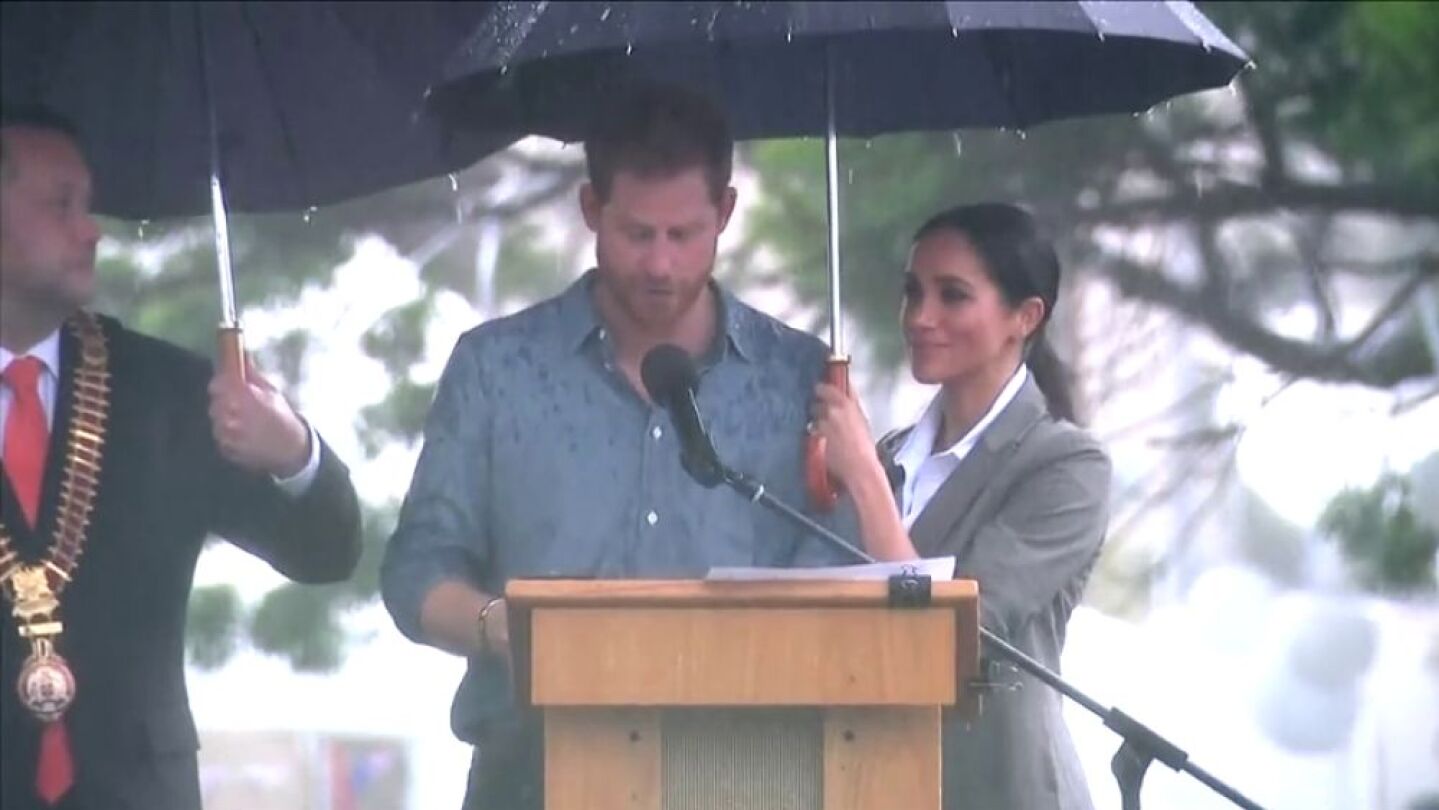 Meghan Markle sujeta el paraguas a su marido, Enrique