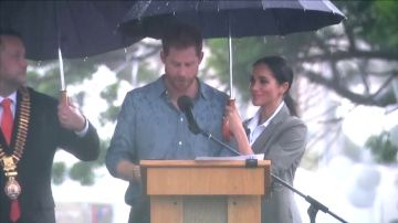 Meghan Markle sujeta el paraguas a su marido, Enrique