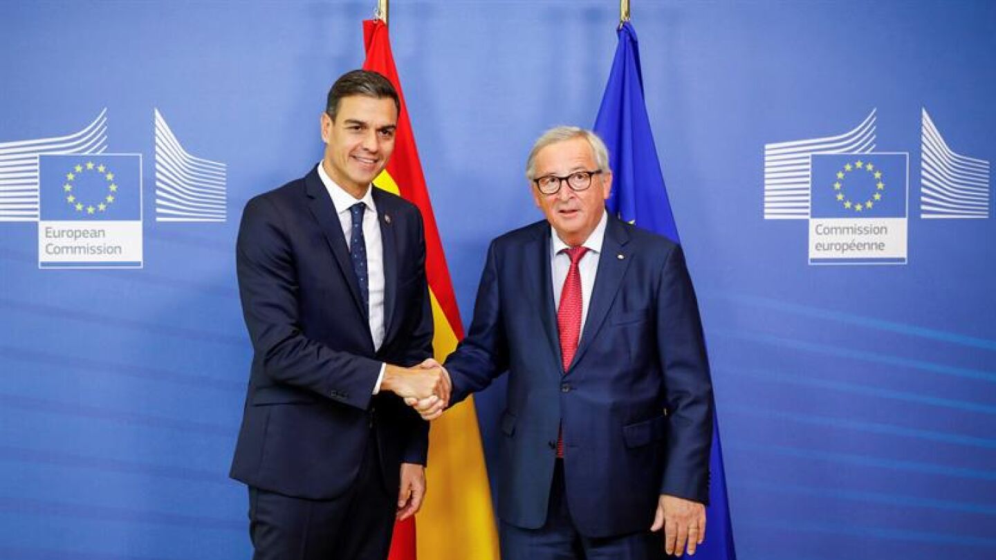 El presidente del Gobierno espa&ntilde;ol, Pedro S&aacute;nchez, se re&uacute;ne con Jean-Claude Juncker